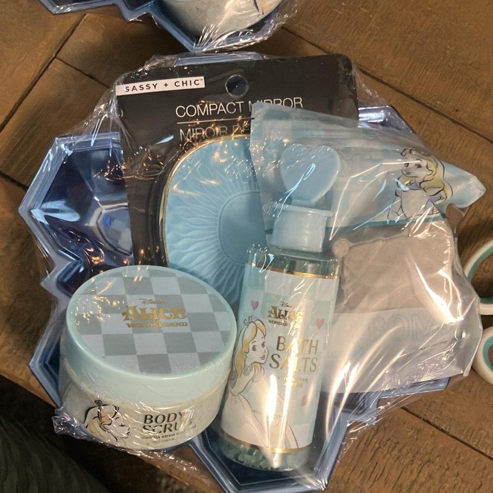 Alice in Wonderland gift set